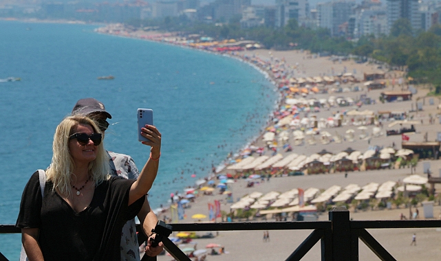 Antalya Da Rekor S Cakl K Nedeniyle Sokaklar Bo Ald Sahiller Doldu